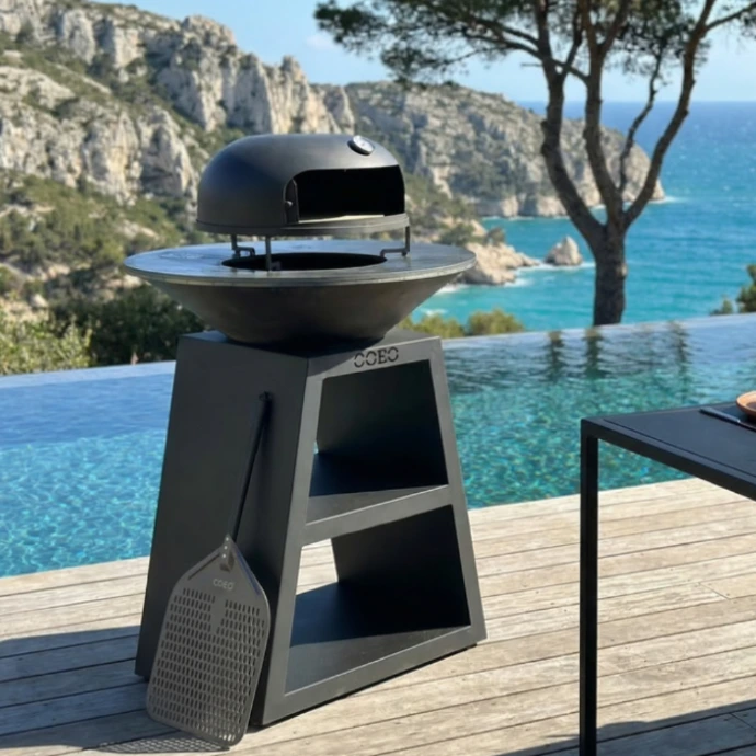 brasero barbecue plancha en acier laqué noir sur terrasse et vue mer